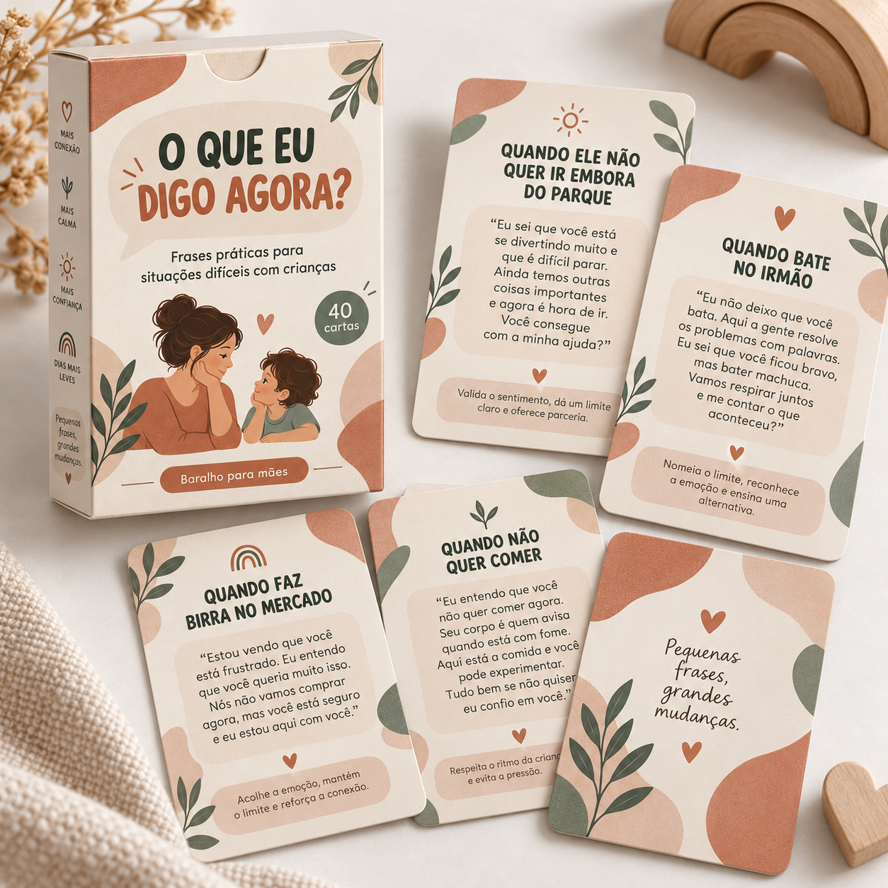 Caixinha do baralho ao lado de várias cartas creme e terracota sobre a mesa